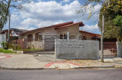 Casa bem arejada e iluminada com garagem coberta, jardim, churrasqueira
