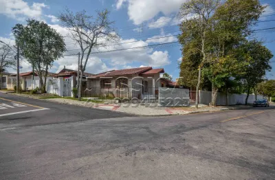 Casa bem arejada e iluminada com garagem coberta, jardim, churrasqueira