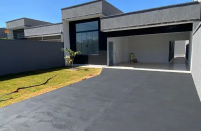 Casa 4 quartos, sendo 1 suíte, sozinha no lote, garagem coberta para 2 carros, trindade-go