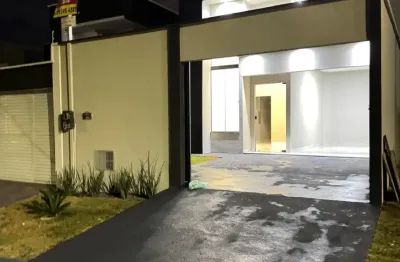 Casa em trindade- com 2 quartos, sendo um suíte, sala arejada, cozinha ampla, área de serviço, varanda com churrasqueira a carvão, casa toda revestida no porcelanato.