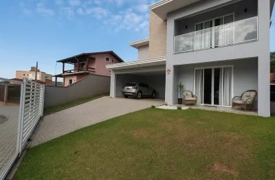 Ampla residência em rua sem saída e espaço para piscina com área gourmet