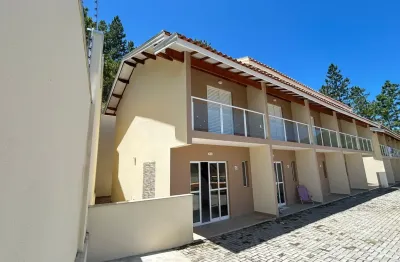 Sobrado novo em condomínio fechado c piscina, 83m2, 2 dorm, 2 banheiros e 1 vaga