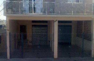 Imóvel em rua comercial(estrada de taipas), pode ser usado como residencial ou comercial. no nível superior tem um sobrado com 3 dormitórios(uma suíte