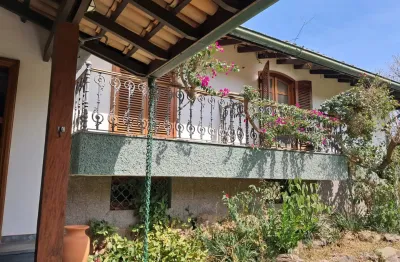 Sítio cinematográfico com 7 edificações, natureza produtiva e potencial inigualável!