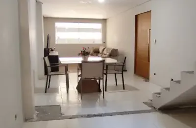 Sobrado - casa ampla com área de lazer: piscina e churrasqueira