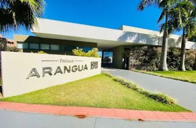 Terreno próximo  a área de lazer com casas ao lado e fundo já construidas.