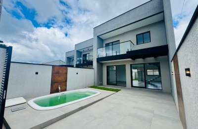 Sobrado à venda no Centro de Guaratuba  3 quartos 124m²  Localização privilegiad