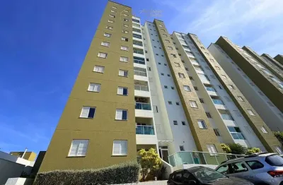 Apartamento mobiliado em condomínio com área de lazer completa.