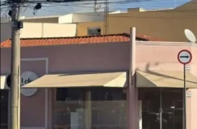Salão comercial em avenida movimentada que corta a cidade.