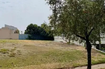 Terreno em condomínio fechado em ótima localização, pronto para construir.