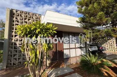 Casa térrea moderna de esquina, localizada no taquari, lago norte