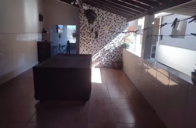 Sobrado no santa marina com amplo salão gourmet e jogos na parte de cima.  supermercado ao lado.