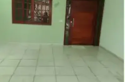 Ótima casa no jd. itapuã. 2 quartos no térreo e 1 na parte de baixo. 2 min. da av. ipanema.
