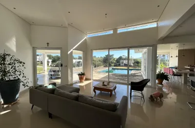 Belíssima residência com 3 suítes em terreno de 1000 m². um dos mais belos condomínios de araçoiaba.