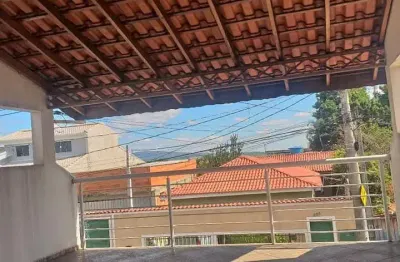 Sobrado c/ edícula ao fundo. um quarto fica em baixo. aceita permuta por chácara documentada. financia.