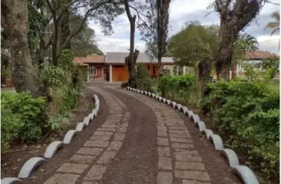 Linda chácara com duas casas, documentada, em porto feliz. acesso pelo asfalto. km 93 da castelo.