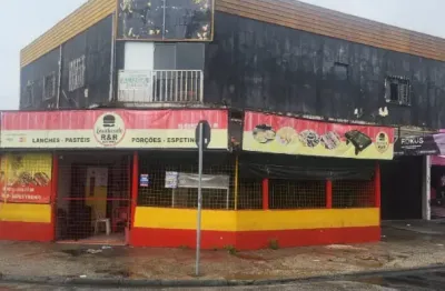 Amplo salão com 300 m², 3 wc, cozinha, na avenida principal do bairro.