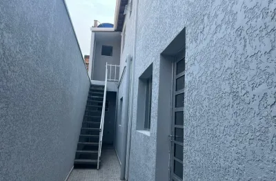 Sobrado com 2 quartos sendo 1 suíte em baixo e 2 kitnets independentes em cima.