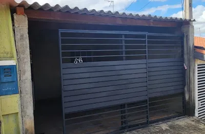 Casa independente com 1 dormitório, quintal e garagem coberta pra 2 carros.
