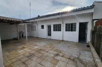 Casa na av. arthur bernardes em frente ao mercado correia.  casa no fundo com entrada independente.