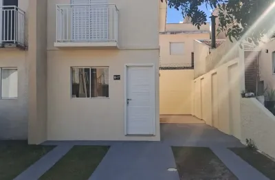 Sobrado em condomínio c/ 64 m², quintal e garagem p/ 2 carros. 3 min. do shopping cidade.