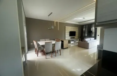 Sobrado mobiliado com 2 suítes em baixo, no condomínio horizontes. espaço gourmet, salão de jogos e de festa.