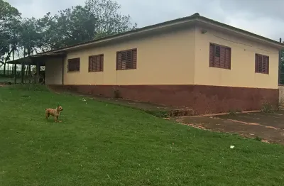 São 20 mil mts com duas casas em otima localização em boituva.