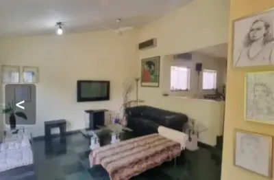 Casa ampla com 4 dormitórios sendo 1 suíte com closet. oportunidade no condomínio granja olga.