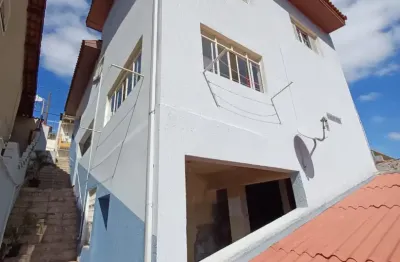 Sobrado e casa, mobiliados, no mesmo terreno em Alumínio. Estuda carro no negócio.