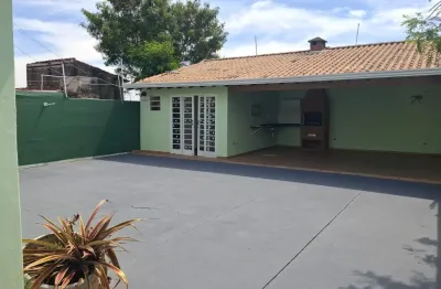 Ótima residência espaçosa com edícula e garagem até para 10 carros