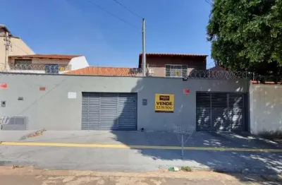 Vende 1 Sobrado mais 1 Casa  por R$ 900.000 - Jardim América - Goiânia/GO