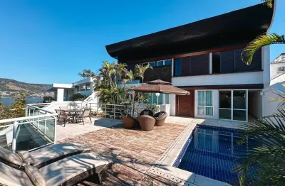 Casa em estilo contemporâneo projetada para quem busca luxo, conforto e qualidade de vida em condomínio exclusivo à beira da baía de guanabara.