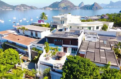 Casa em estilo contemporâneo projetada para quem busca luxo, conforto e qualidade de vida em condomínio exclusivo à beira da baía de guanabara.