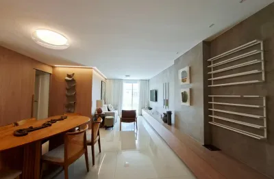 Apartamento decorado de 3 quartos, suíte com closet, roupeiro, lavabo, despensa e dependência completa.