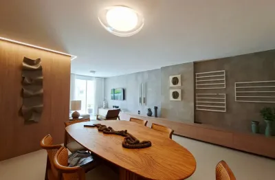 Apartamento decorado de 3 quartos, suíte com closet, roupeiro, lavabo, despensa e dependência completa.