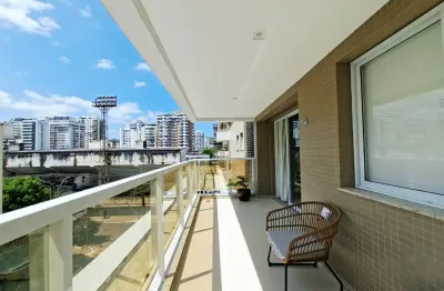 Apartamento decorado de 3 quartos, suíte com closet, roupeiro, lavabo, despensa e dependência completa.