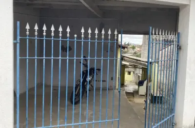 Leia o anuncio com atenção, a casa tem o quintal separado, somente a garagem e o corredor é compartilhado