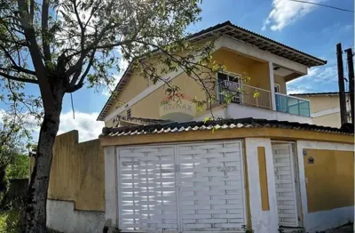 Casa duplex , com 2 quartos, sala, cozinha, banheiro, lavabo, lavanderia e área gourmet, situada no bairro andrea em campo grande.