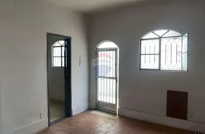 Alugo casa em cordovil , com 2 quartos, sala, cozinha, 1 banheiro e área de serviço.
