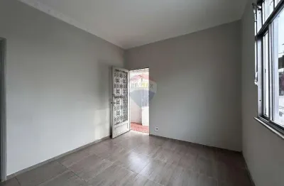 Apartamento tipo casa para locação com 2 quartos em jardim américa / rj