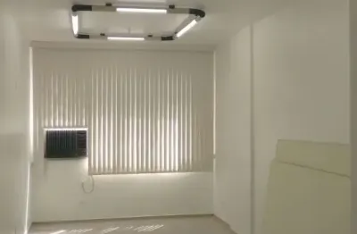 Sala com banheiro, andar alto. vista livre. sol da manhã.  totalmente reformado.
