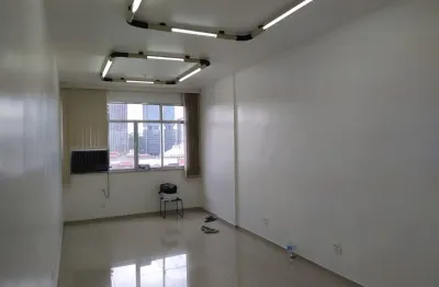 Sala com banheiro, andar alto. vista livre. sol da manhã.  totalmente reformado.