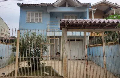 O sobrado azul dos seus sonhos está a venda, completo e bem localizado!