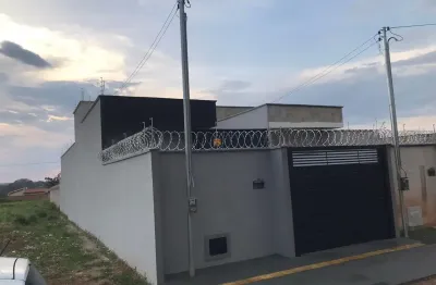 Linda casa localizada no residencial jardim boa esperança.