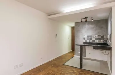 Apartamento compacto, totalmente reformado com alto padrão de acabamento, em localização estratégic