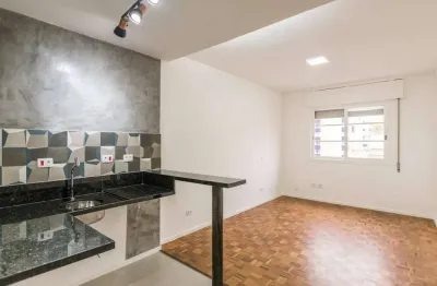 Apartamento compacto, totalmente reformado com alto padrão de acabamento, em localização estratégic