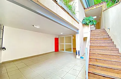 A harmonia perfeita: Casa renovada na Vila Madalena com 3 dorms, 2 vagas e o silêncio de uma praça