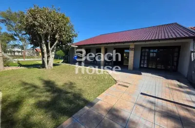 Casa com 3 dormitorios sendo 1 suíte,  a 4 quadras do mar na nova tramandaí