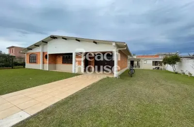 Casa ampla e espaçosa com anexos em 02 terrenos maiores que o padrão! muito bem localizada próximo do mar!
