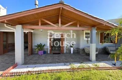 Casa com 3 dormitórios um deles suíte,com piscina em ótima localização,250 metros do mar!